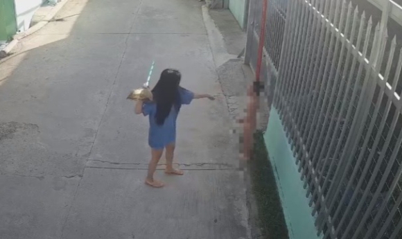 1 Nguoi Troi Be Trai Vao Cot Dien Va Danh Bang Choi Khai Da Danh Chau Khoang 10 Lan