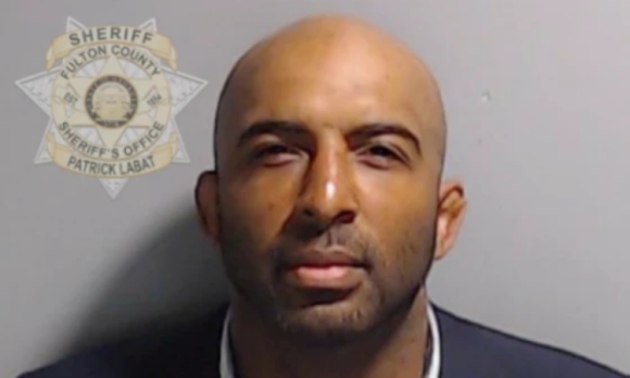 1 Nguoi Bi Khoi To Cung Ong Trump Phai Ngoi Tu