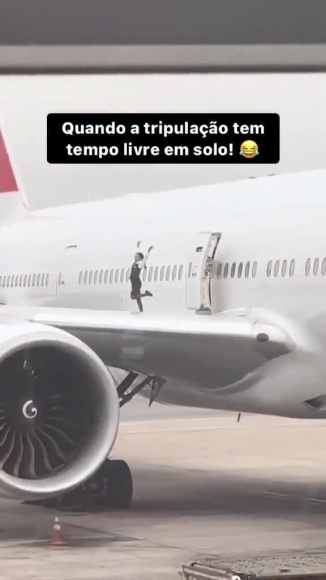 2 Nhom Tiep Vien Hang Khong Nhay Mua Tren Canh May Bay