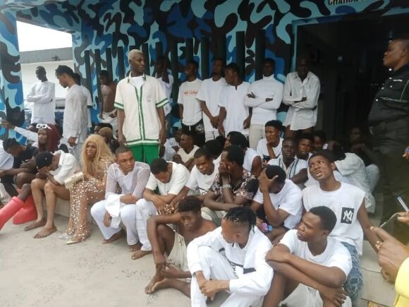 1 Canh Sat Nigeria Dot Kich Dam Cuoi Dong Tinh Bat Hon 200 Nguoi