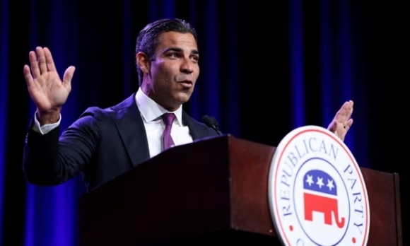 1 Ung Vien Dau Tien Cua Dang Cong Hoa Dung Tranh Cu Tong Thong My