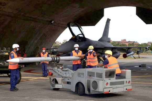 1 My   Trung Cang Thang Moi Ve Dai Loan