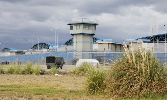 1 Tu Nhan Ecuador Bat Canh Sat Va Nhan Vien An Ninh Lam Con Tin