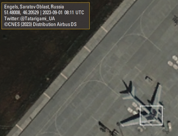 2 Anh Ve Tinh Cho Thay Nga Bao Ve May Bay Tu 95 Bang Lop O To