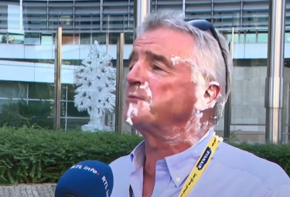 1 Nguoi Bieu Tinh Trat Banh Vao Mat Ceo Hang Bay Lon Nhat Chau Au