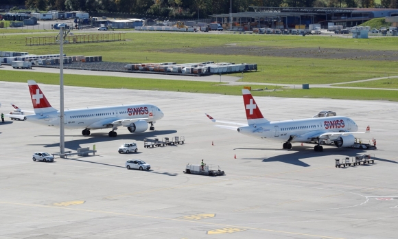 1 May Bay Thuy Si Bo Lai Hanh Ly Cua Khach Khi Cat Canh