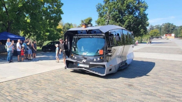 1 Thu Nghiem Xe Buyt Tu Lai Nhu Robot Bien Hinh O Anh Va Ch Sec