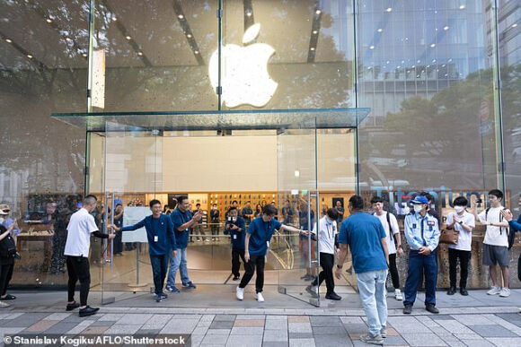 3 Nguoi Dan Dubai Cho Mua Iphone 15 Hang Tram Nguoi Xo Day Va Chen Lan Tao Nen Canh Tuong Kinh Hoang