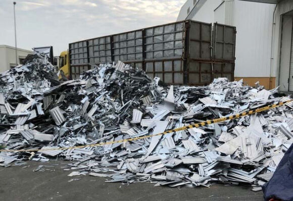 1 Bat 7 Nhan Vien Nha May Oto Vinfast