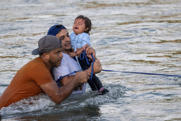 2 Hanh Trinh Vuot Song Chui Rao Thep Gai Vao Bien Gioi My