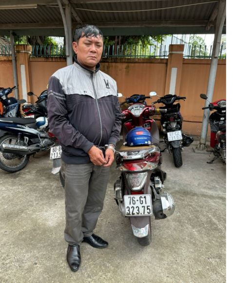 2 Nong Bat Nghi Pham Lua Dao Trao Hon 500 To Ve So Cua Phu Nu Khong Tay Khong Chan