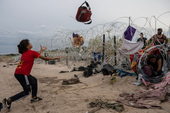 9 Hanh Trinh Vuot Song Chui Rao Thep Gai Vao Bien Gioi My