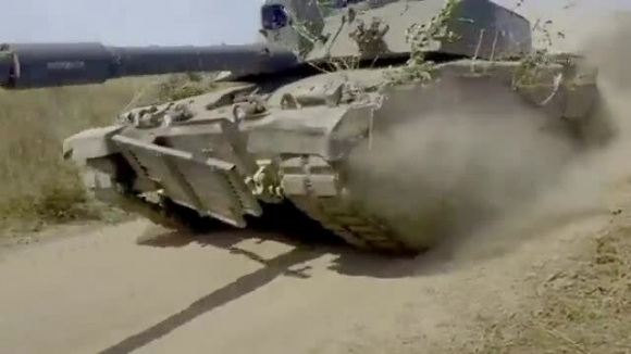 1 Linh Ukraine Lap Giap Tu Che Cho Xe Tang Challenger 2