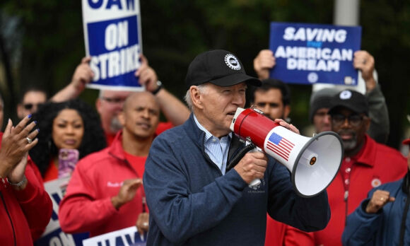 1 Ong Biden Tham Gia Cuoc Bieu Tinh Cua Lao Dong Nganh Oto