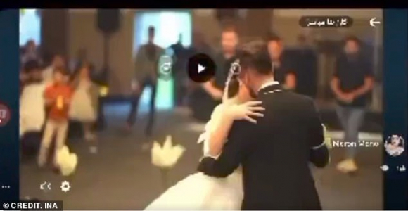 1 Buc Anh Ve Thoi Khac Hanh Phuc Cuoi Cung Cua Co Dau Chu Re Gap Nan Trong Vu Chay Kinh Hoang O Iraq