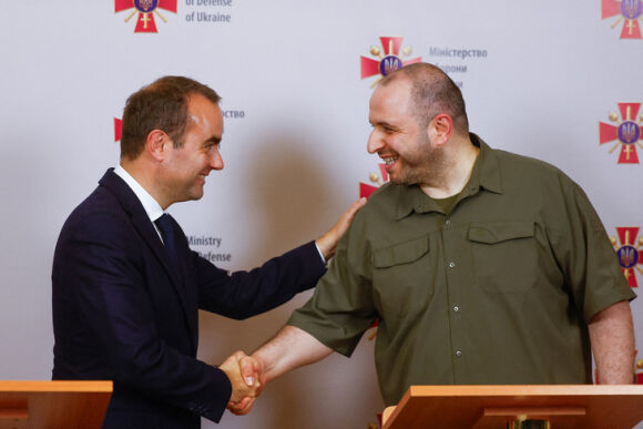 1 Ukraine Phap Cam Ket Hop Tac Ve Vu Khi