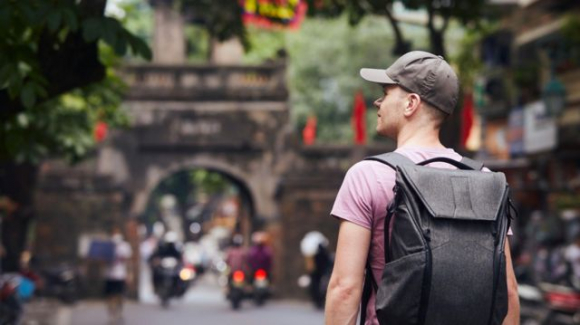 'Săn Tây' để luyện tiếng Anh: Người nước ngoài phản ứng ra sao?