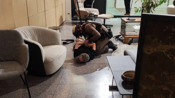 1 Thieu Nien 14 Tuoi Xa Sung Tai Trung Tam Thuong Mai Bangkok 3 Nguoi Chet