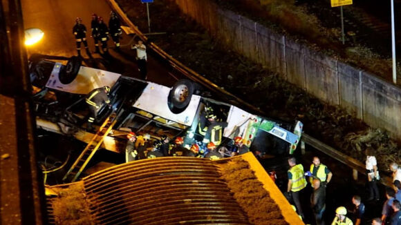 1 Tai Nan Khung Khiep O Venice Phia Bac Nuoc Y  Xe Buyt Roi Khoi Cau