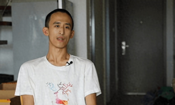 1 Than Dong Trung Quoc 28 Tuoi Van Song Phu Thuoc Vao Bo Me