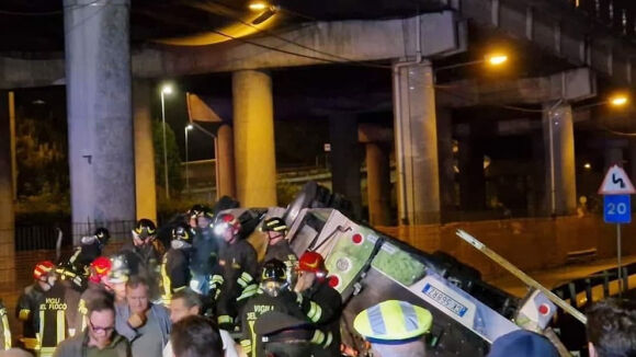 2 Tai Nan Khung Khiep O Venice Phia Bac Nuoc Y  Xe Buyt Roi Khoi Cau