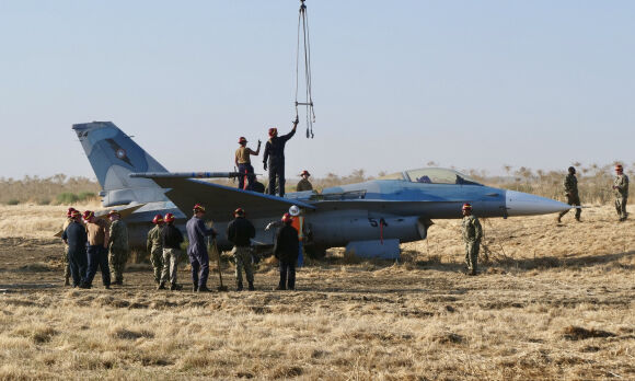 1 My Dung Can Cau Cuu Tiem Kich F 16 Lao Khoi Duong Bang