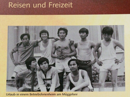 2 Boi Hoi Nhin Lai Nhung Buc Anh Chup Cong Nhan Viet Tai Duc Thap Nien 1980