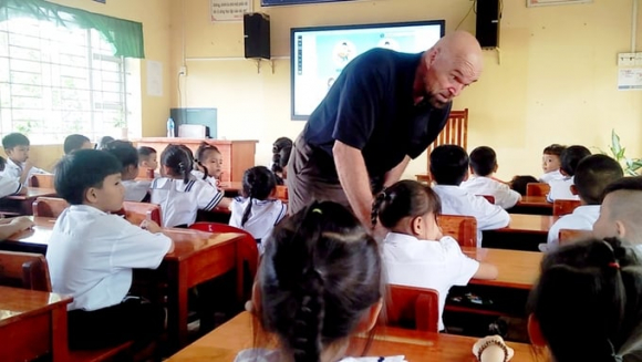 2 Hoc Tieng Anh Voi Nguoi Nuoc Ngoai Coi Chung Tien Mat Tat Mang