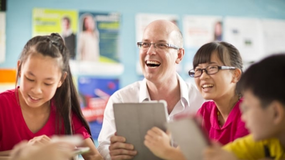 3 Hoc Tieng Anh Voi Nguoi Nuoc Ngoai Coi Chung Tien Mat Tat Mang