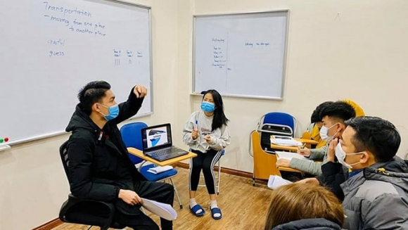 5 Hoc Tieng Anh Voi Nguoi Nuoc Ngoai Coi Chung Tien Mat Tat Mang