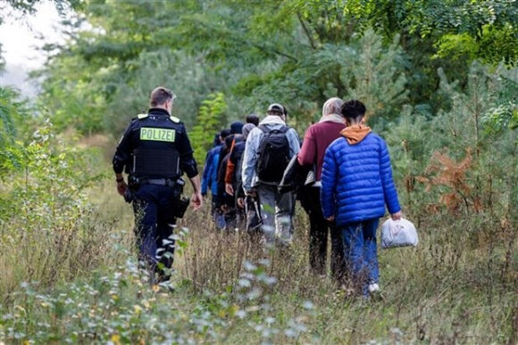 1 Nhieu Bang Cua Duc De Xuat Siet Chat Kiem Soat Nguoi Di Cu