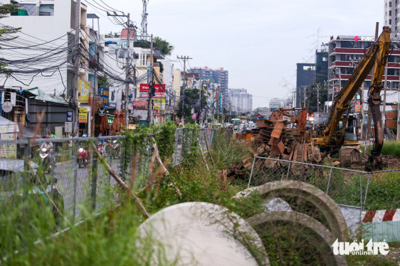 8 Nhieu Duong Pho O Tphcm Dang Bi Bop Nghet Boi Lo Cot