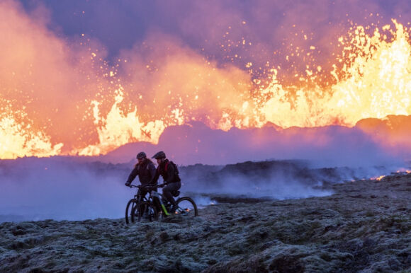 1 Iceland So Tan 4000 Dan Vi Lo So Dung Nham Phun Trao