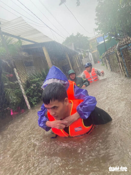 7 Hue Ngap Lut Lon Duong Thanh Song Dung Ghe Dua Nguoi Di Lai