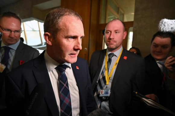 1 Bo Truong Scotland Xin Loi Vi Tien Mang Gan 14000 Usd