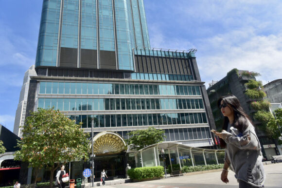 1 Ti Phu Trung Quoc Chong Ba Truong My Lan Giup Suc Cho Vo Rut Tien Scb Ra Sao