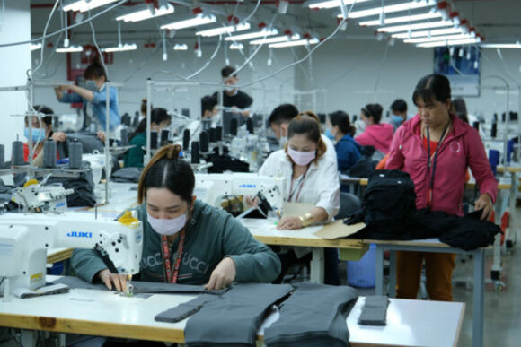 2 Eu Dung Buc Tuong Xanh Ngan Chan Hang Det May Chau A