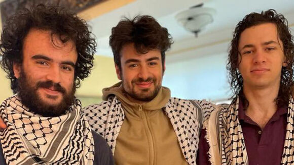 1 Cac Sinh Vien Palestine Nghi Bi Ban Vi Mang Trum Dau