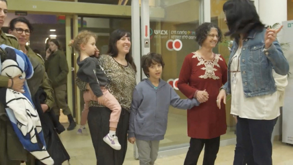 2 He Lo Cuoc Song Cua Con Tin O Gaza Trong Gan 50 Ngay Bi Giam Giu