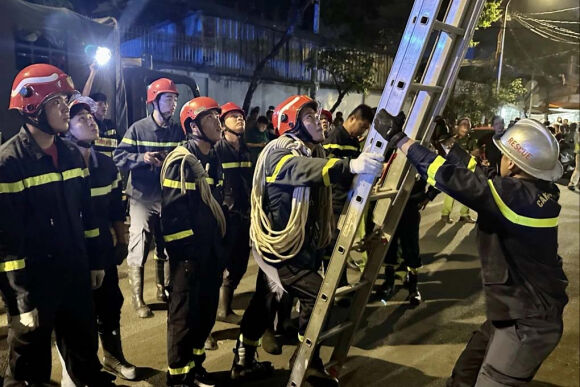 1 Canh Sat Trang Dem Cuu Nguoi Roi Ket Giua 2 Buc Tuong O Tphcm