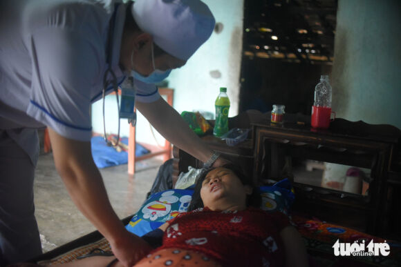 2 Vu Be Gai Bom Hang Vi Khong Du Tien Tra Xe Cap Cuu Cho Nguoi Me Di Tri Benh