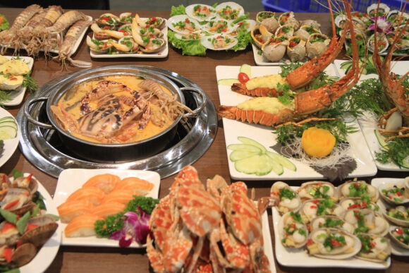 2 Nha Hang Buffet Ha Noi Buc Xuc Vi Khach Len Cho 4kg Hai San Vao Tui Mang Ve