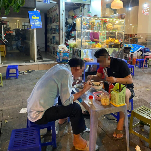 Hà Nội: Tranh cãi đi ăn phở, khách bị chủ quán làm tròn thêm 5.000 đồng