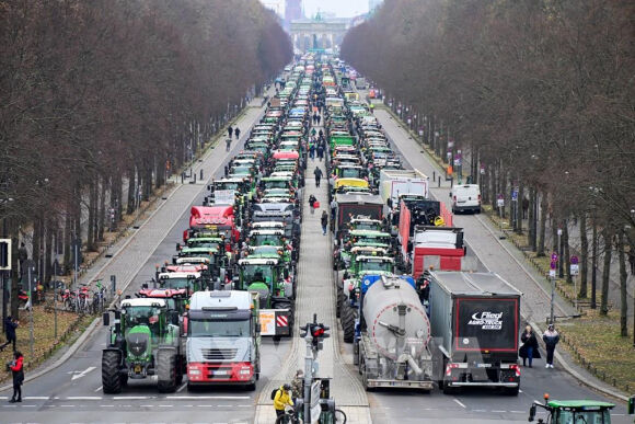 1 Nong Dan Duc Bieu Tinh Phan Doi Ke Hoach Cham Dut Tro Cap Nhien Lieu