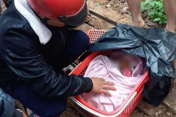 1 Be Gai Con Nguyen Day Ron Bi Bo Ben Ve Duong Giua Troi Dong Ret Buot