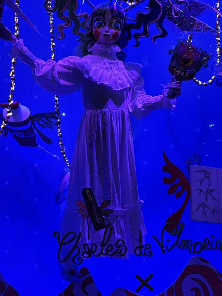 7 Cay Thong Pha Le Khong Lo Lo Lung Giua Toa Nha Hut Trieu Khach Tham Quan