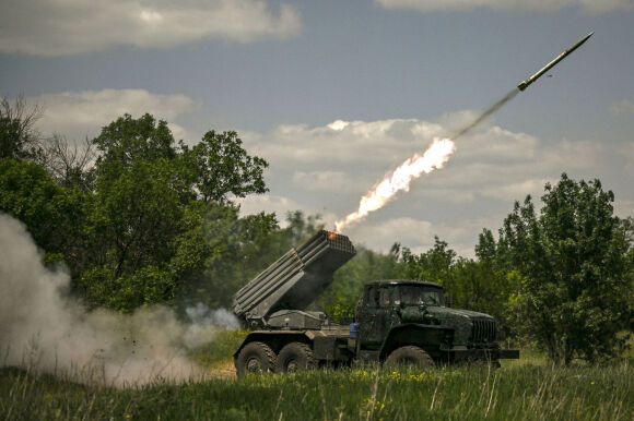 1 Ukraine Phong Rocket Tra Dua Vu Tap Kich Lon Nhat Cua Nga