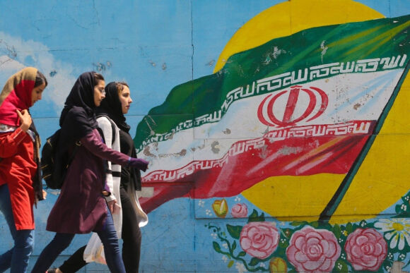 1 Nguoi Phu Nu Iran Bi Phat 74 Roi Vi Khong Trum Dau Noi Cong Cong