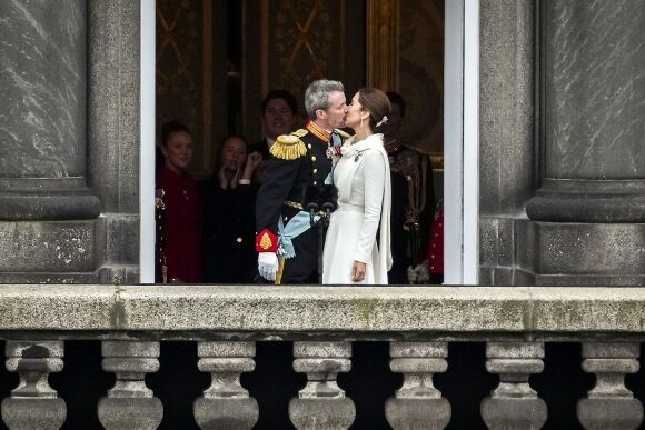 1 Chuyen Tinh Bat Dau Tu Quan Bar Cua Vua Va Hoang Hau Dan Mach