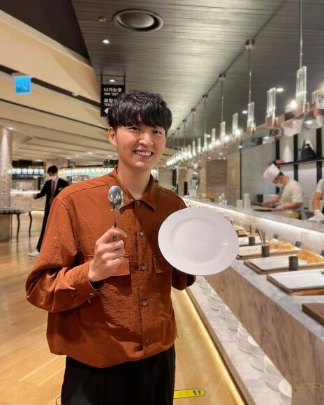 3 Du Khach Han Ke Thoi Quen La Lung Cua Nguoi Viet Tren Mam Com Dai Khach